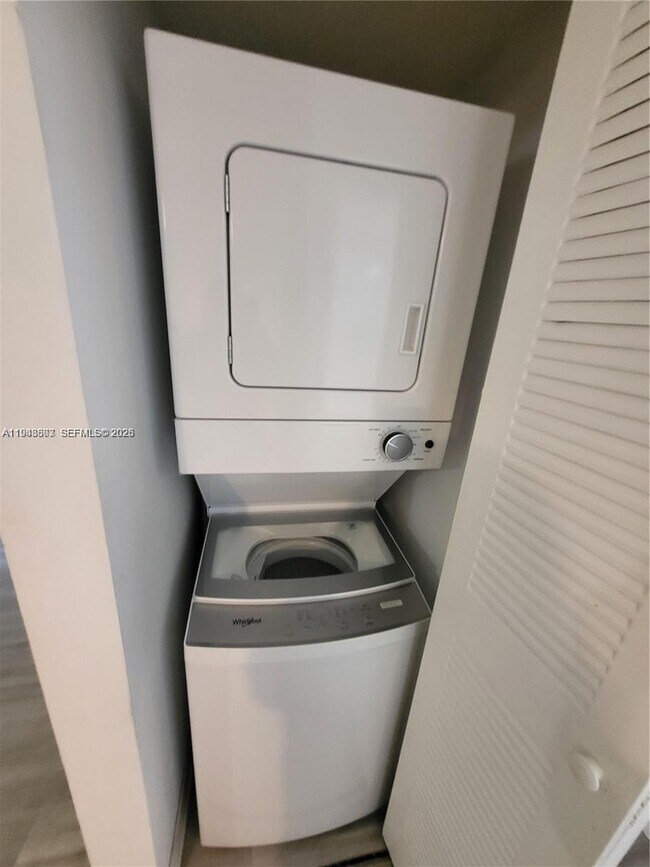 Building Photo - 400 Palm Cir W