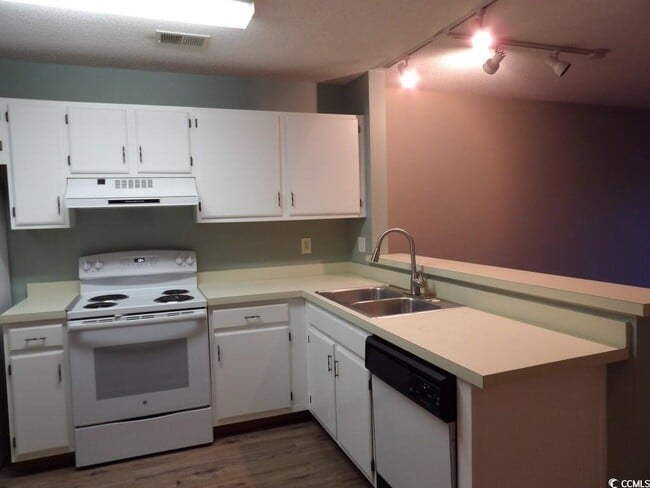 Building Photo - 1095 Plantation Dr W