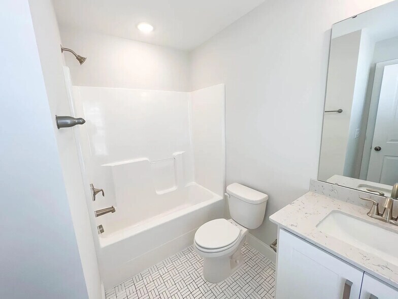 Building Photo - Room in Townhome on Old Grove Ln