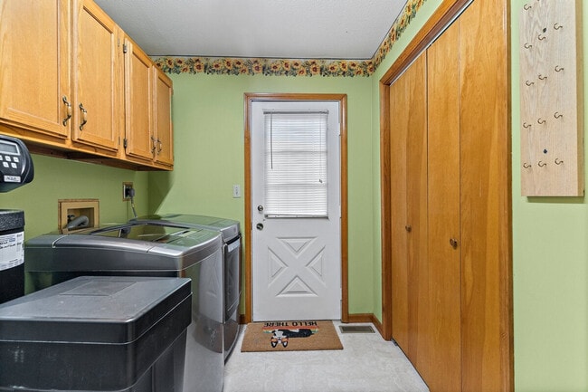 Building Photo - 2422 Cedar Crest Dr