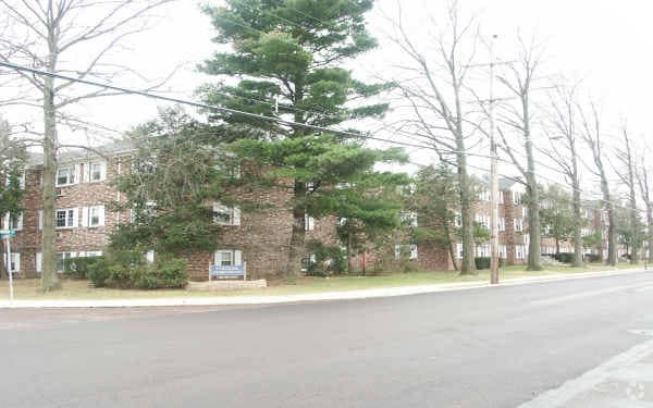 Primary Photo - Colonial Apartments