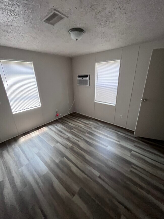 Building Photo - 4111 Daisy Ln