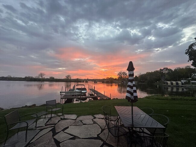 Building Photo - Lake Minnetonka Lakeshore!!