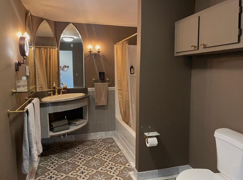 oversized bathroom - 387 Eichybush Rd
