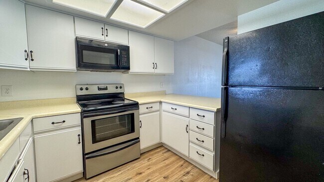 Building Photo - Las Vegas 2-Bed, 2-Bath Condo in Secure Ga...