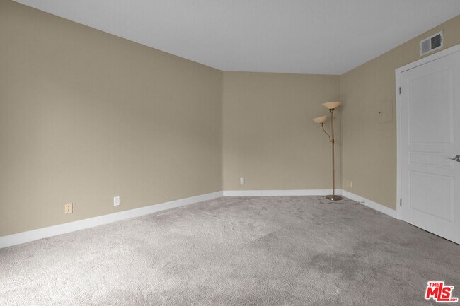 Building Photo - 1633 S Bentley Ave