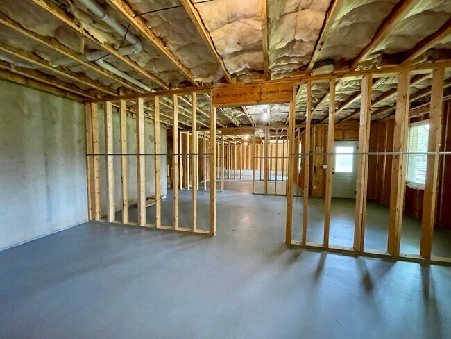 Building Photo - Gorgeous 5 bedroom 3.5 bath home in desira...