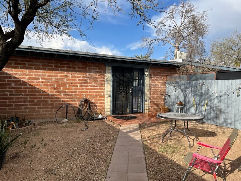 Building Photo - 1703 E 13th St