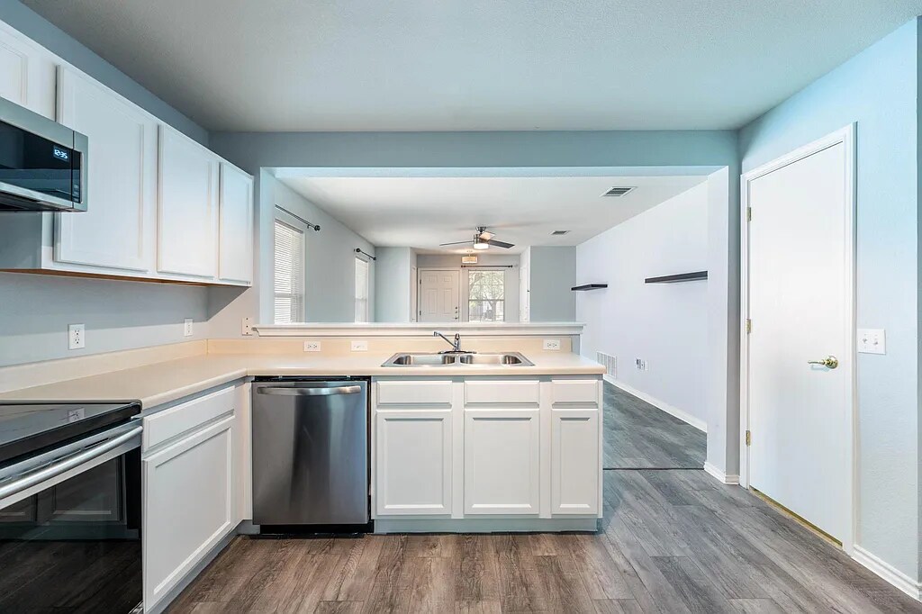 kitchen - 8719 Davis Oaks Trl