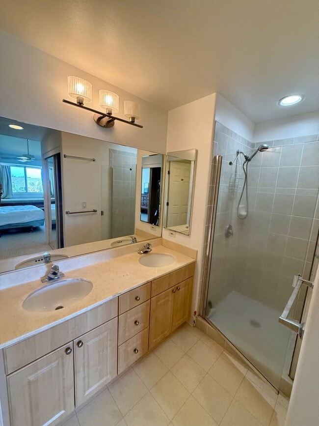 Building Photo - $2,7500 / 2 bedroom, 2 bath - Kona Sea Ridge Condo