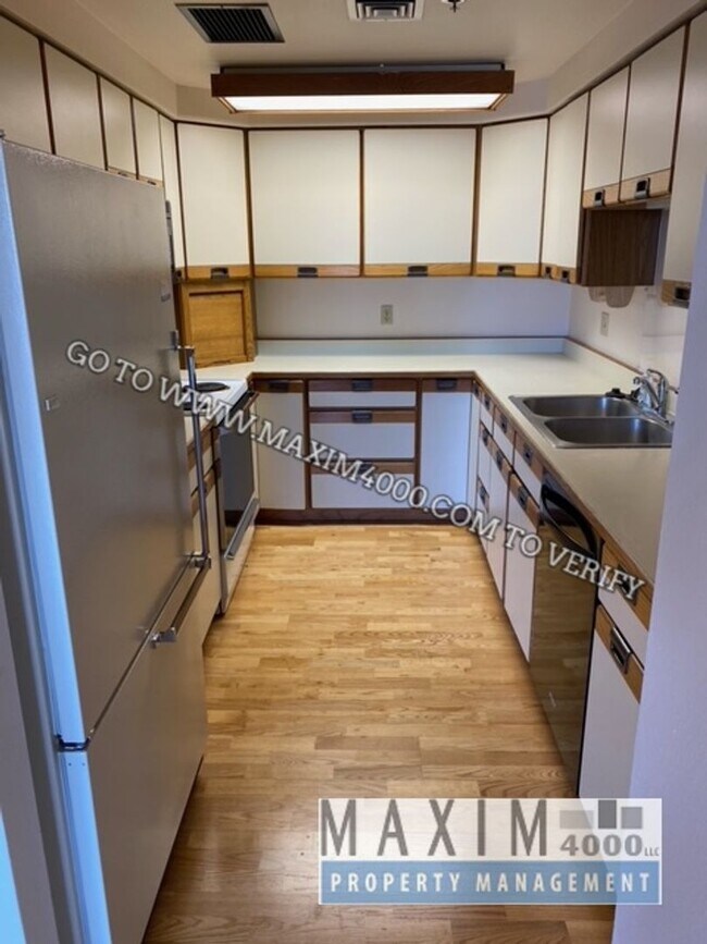 Building Photo - 1111 Horizon Dr
