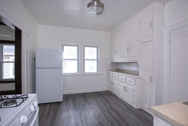 Building Photo - 2119 Lewis Dr