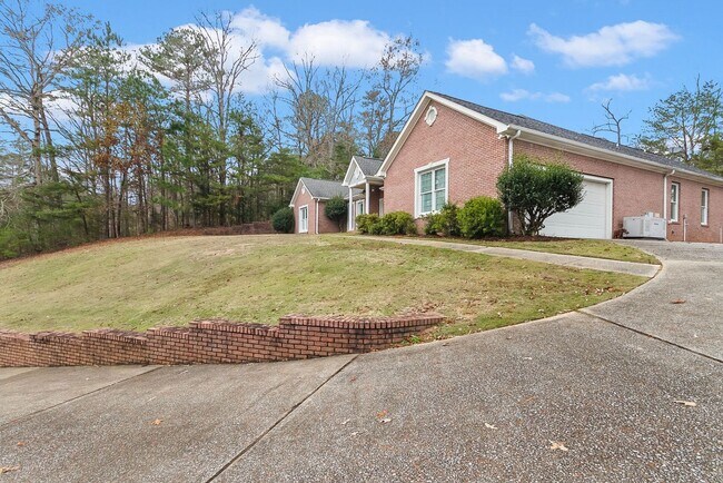 Building Photo - Spacious 3 Bed 2.5 Bath! Available for Fall 2026! Call to Schedule a Tour Today!