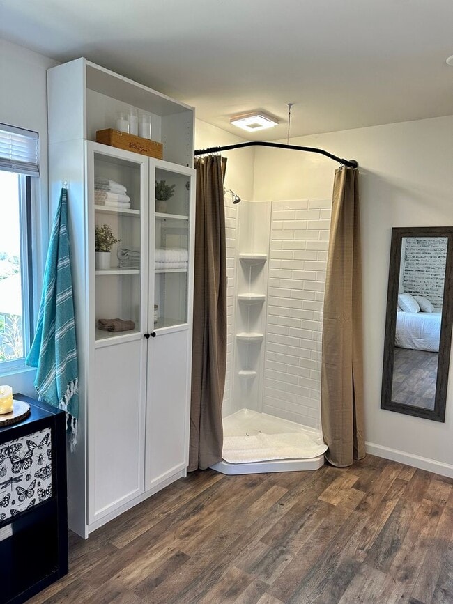 Building Photo - Studio Available in West Petaluma - Utilit...