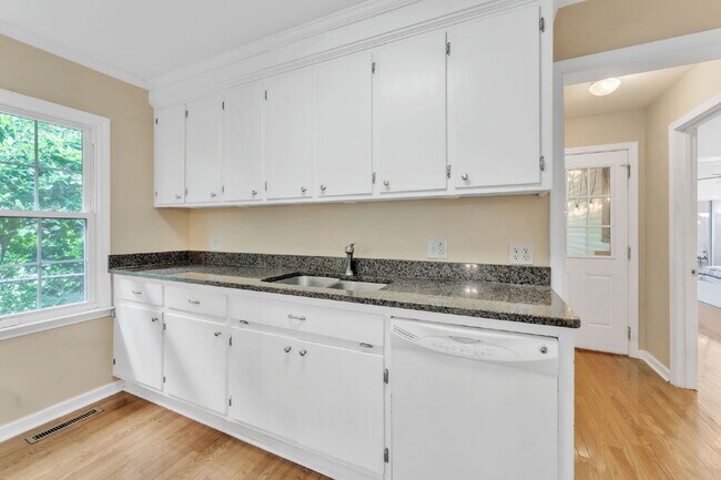 Building Photo - Quaint 3-Bedroom Retreat with Fireplace & ...