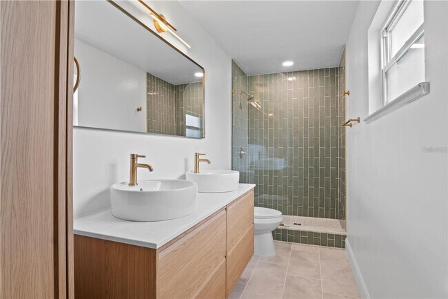 Building Photo - 904 Carvell Dr