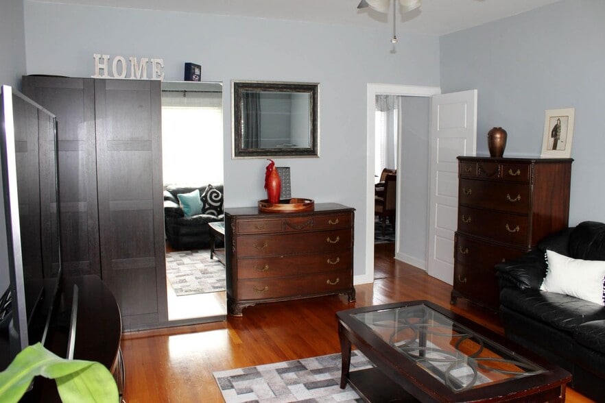 Building Photo - 391 Semel Ave