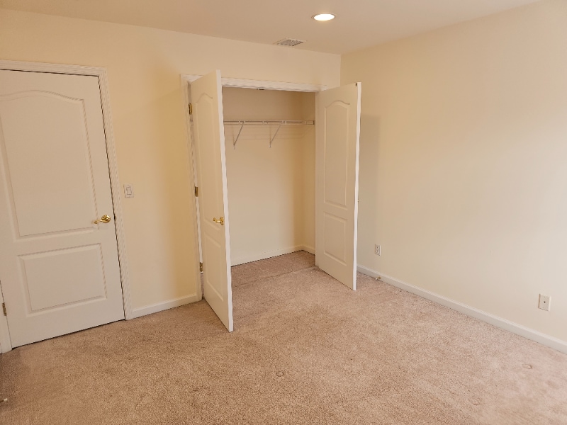 Building Photo - 104 Demarest Ln