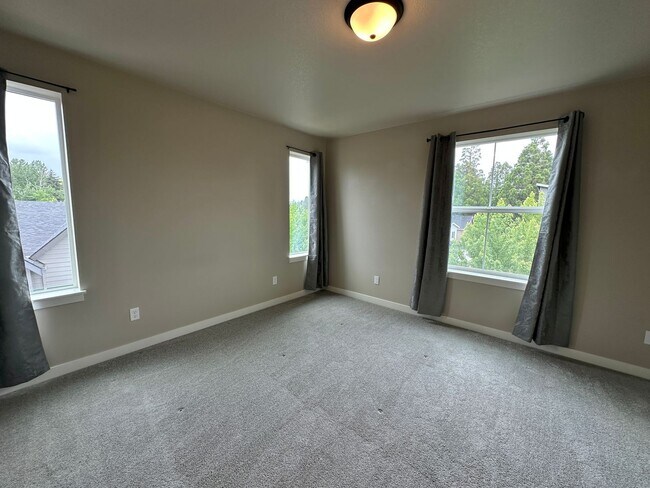 Building Photo - Beautiful Three Bedroom Townhome in Sustai...