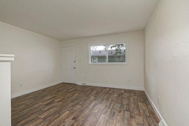 Building Photo - 1 Bedroom | 1 Bathroom | Apartment | Located In the Heart of Downtown and Near Campus's