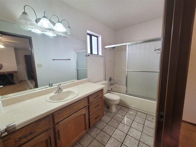 Building Photo - 1340 W 19th St