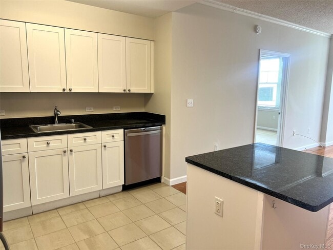 Building Photo - 300 Mamaroneck Ave