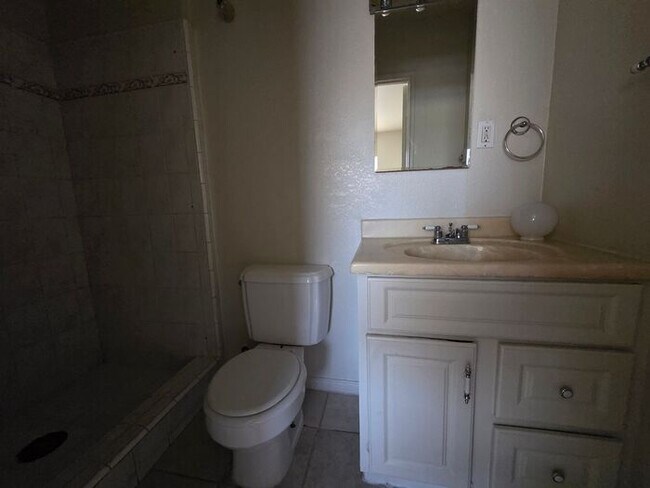 Building Photo - Newly available