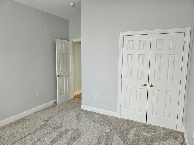 Building Photo - Southport - 3bedroom, 2 bath Townhouse