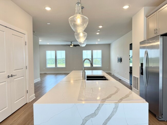Building Photo - POTOMAC SHORES - BEAUTIFUL VIEWS! (interne...