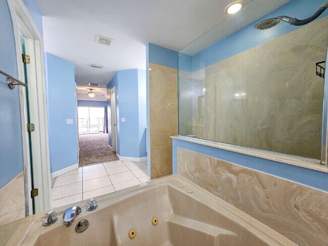 Building Photo - Waterfront Pool Home in Desirable Sunset Lakes
