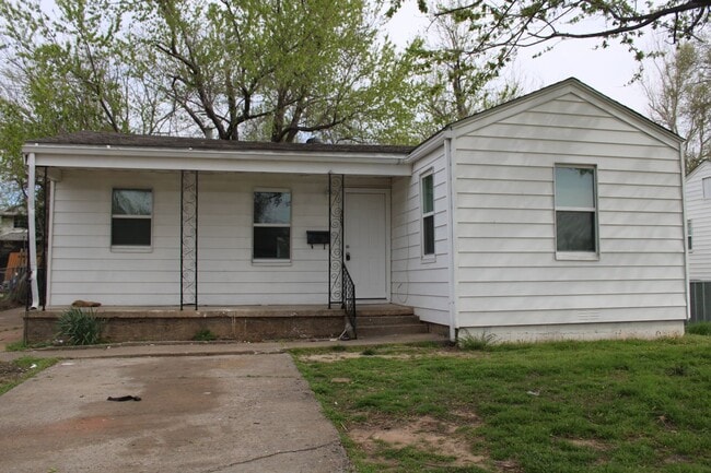 Primary Photo - Over sized 2 car garage! 1/2 mile to Tinker