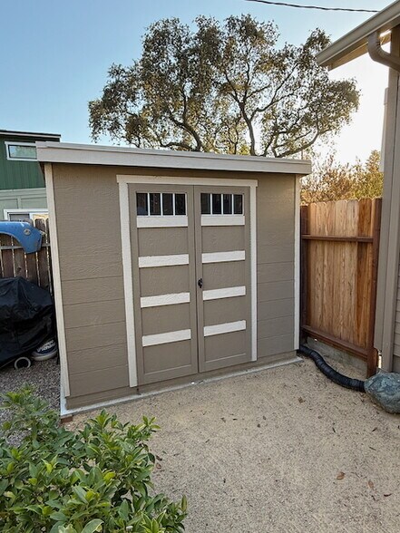 6x8 Storage unit - 1169 Leff St