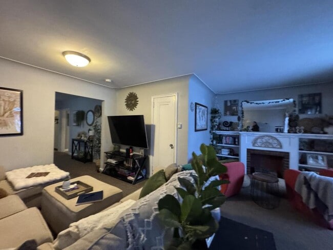 Building Photo - 406 E 9th St