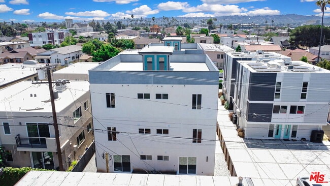 Building Photo - 4547 1/2 Saturn St
