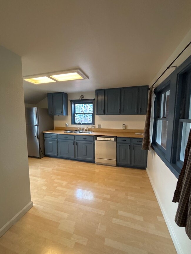 Building Photo - Central Roseville - 1 Bed, 1 Bath - New Flooring & Paint - Large Deck great for Entertaining! No ...