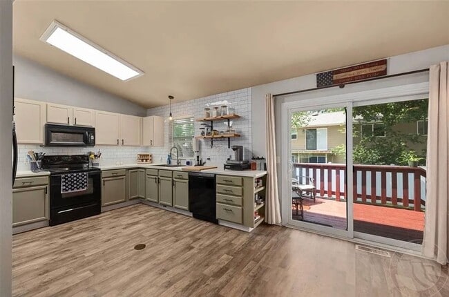 Building Photo - Spacious heights home