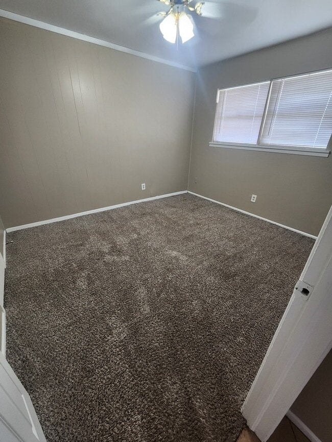 Building Photo - 3 bed 2 bath home, move in ready!