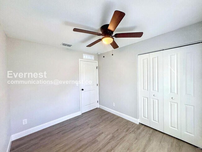 Building Photo - 4 Bed/2 Bath Home with Driveway / Availabl...