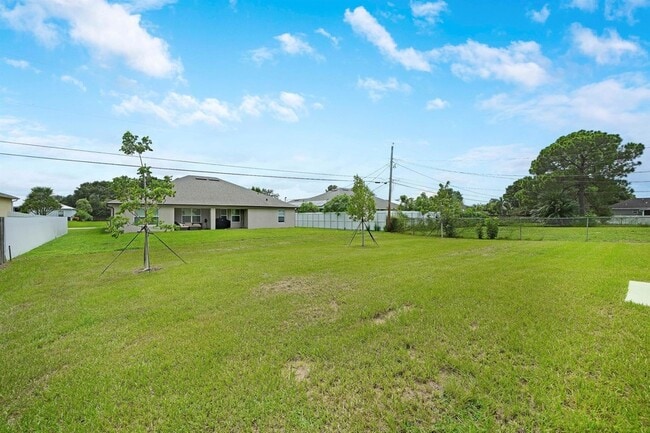 Building Photo - 438 SW Meadow Terrace