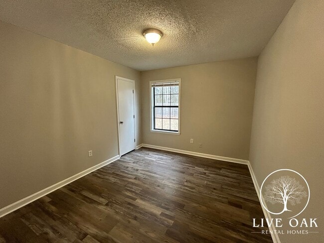 Building Photo - MOVE-IN SPECIAL: $500 OFF 1st MONTH'S RENT!**