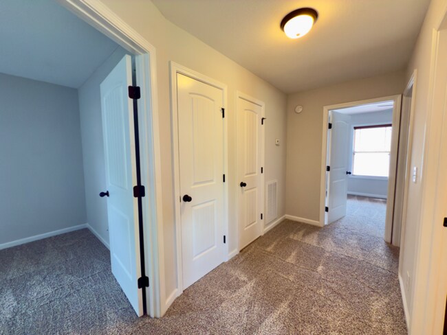 Building Photo - 638 Hidden Valley Dr