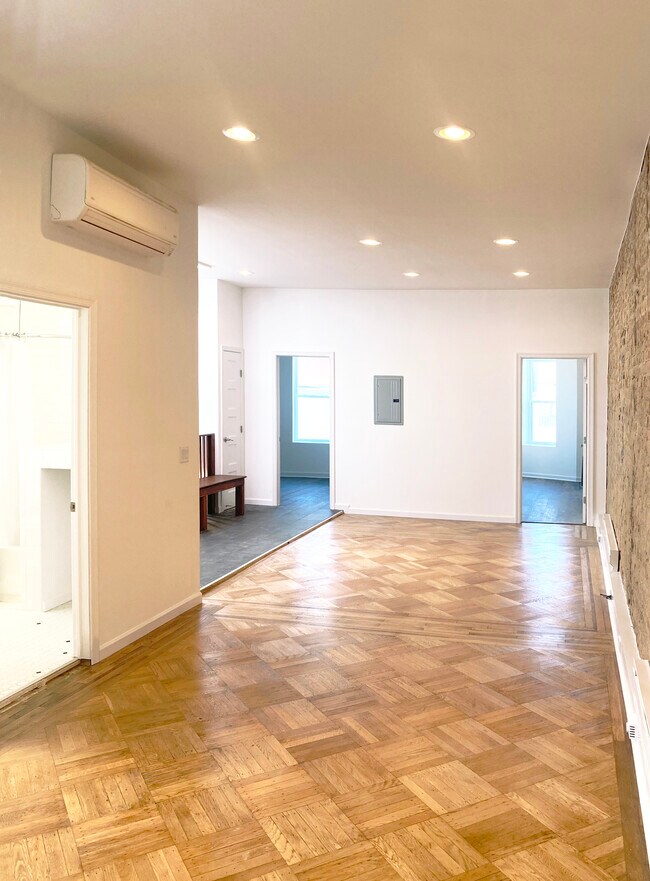Building Photo - 2119 Regent Pl