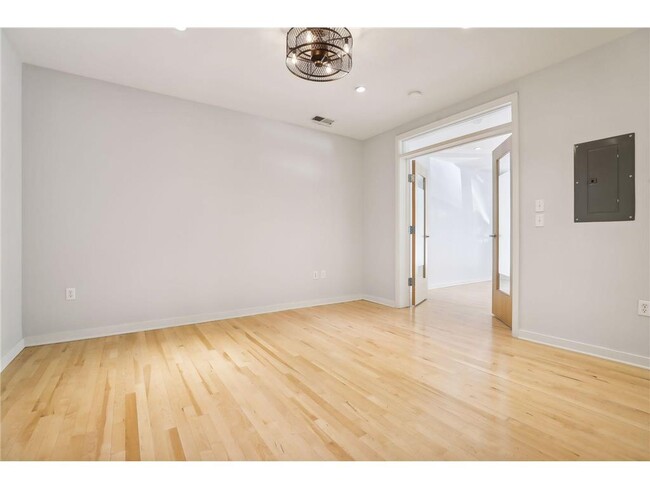 Building Photo - 3116 W Lake St