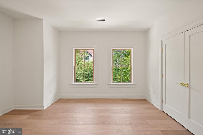 Building Photo - 5022 Cathedral Ave NW