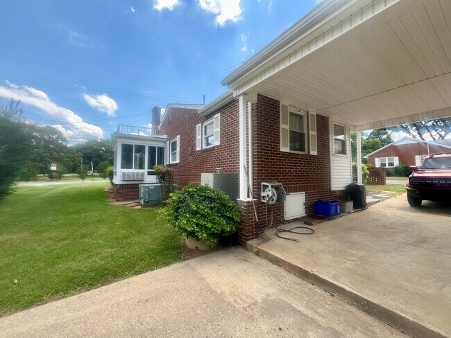Building Photo - Two bedroom, 1 bath house in Graham-Coming...