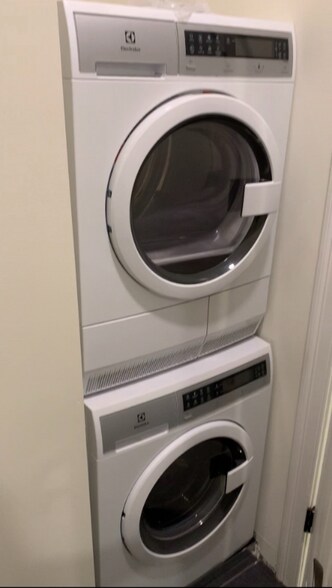 Building Photo - 33 S Lake Ave