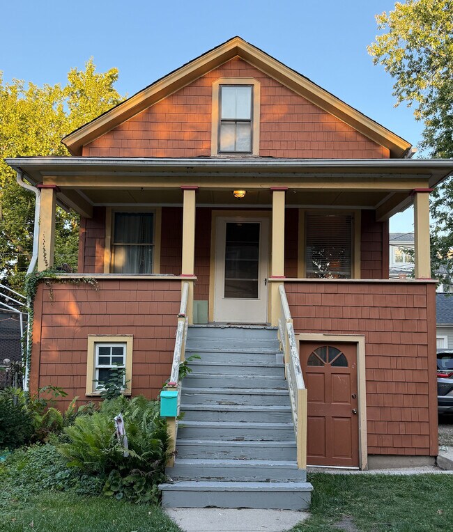 Primary Photo - 1421 Dewey Ave