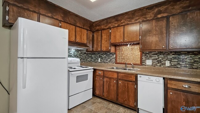 Building Photo - 712 Larry Dr