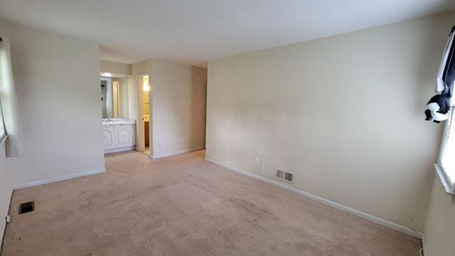 Building Photo - Stunning 4 Bedroom 2.5 Bathroom 3-Level Ho...