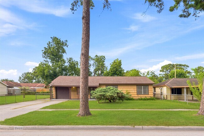 Building Photo - 8406 Highcrest Dr